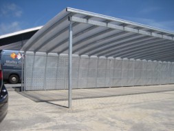 Carport Reihenanlage mit Wandelementen aus Lochblech