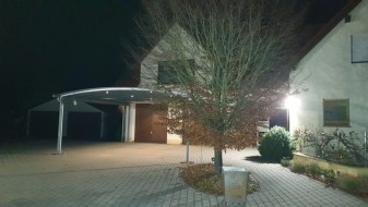 Doppel-Carport aus Stahl mit Bogendach (Überdachung) vor Garage - BRANDL