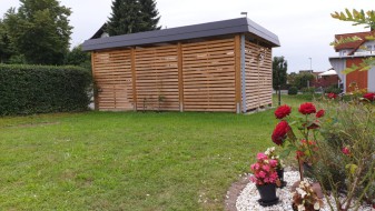 Einzel-Carport aus Holz mit Schindelblende und Rhombus-Wandelementen - BRANDL