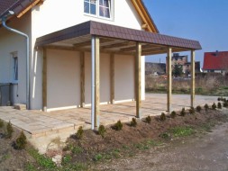 Einzel-Carport aus Holz mit Flachdach und Schindelblende in braun - BRANDL