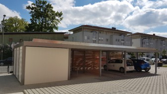 Carport-Reihenanlage mit Mülltonneneinhausung (Geräteraum) und Fahrradraum integriert - BRANDL
