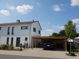 Doppel-Carport aus Holz mit Abstellkammer hinten - BRANDL