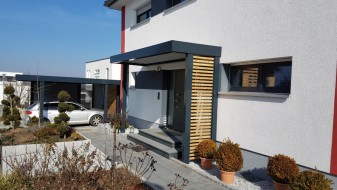 Vordach als Hauseingangsüberdachung im Carport-Stil - BRANDL