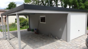 Einzelgarage aus Stahl mit Schwingtor + Anbau-Carport links daneben - BRANDL