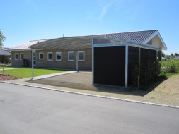 Carport mit Mehrzweckraum seitlich