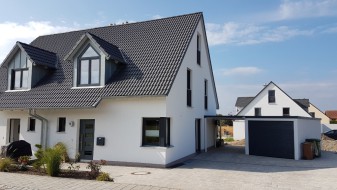 Einzelgarage mit Sektionaltor und Anbau-Carport (Schrägverlauf und außerwinklig) - BRANDL