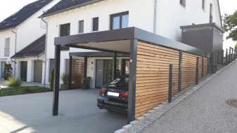 Einzel-Carport aus Stahl mit Hauseingangsüberdachung - BRANDL