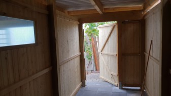 Doppel-Carport aus Holz mit Bogenpfosten beidseitig + Abstellkammer (Geräteraum, Schuppen) hinten integriert - BRANDL