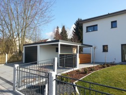 STAHL-Einzelgarage mit Sektionaltor und Anbau-Carport seitlich - BRANDL