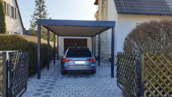 Einzel-Carport aus Stahl vor bestehende Garage - BRANDL
