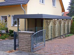 Einzel-Carport aus Holz mit Flachdach und Schindelblende in anthrazitgrau - Wandelemente: Dichtzaun diagonal - BRANDL