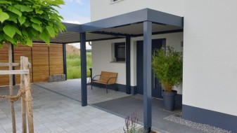 Doppel-Carport aus Stahl + Anbau-Carport seitlich als Hauseingangsüberdachung - BRANDL