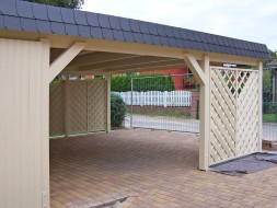 Doppel-Carport aus Holz (Massanfertigung) + Abstellkammer (Geräteraum) + Schindelblende in anthrazitgrau + Dichtzaun diagonal - BRANDL