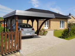 Einzel-Carport aus Holz mit Bogenpfosten einseitig + Rankgitter + Schindelblende in anthrazitgrau - BRANDL