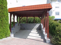 Einzel-Carport aus Holz (Massanfertigung) + Schrägschnitt auf Mauer + Schindelblende in ziegelrot - BRANDL