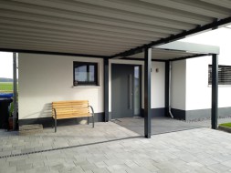 Doppel-Carport aus Stahl + Anbau-Carport seitlich als Hauseingangsüberdachung - BRANDL