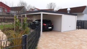 Einzel-Garage aus Stahl mit Schwingtor + Anbau-Carport links daneben - BRANDL