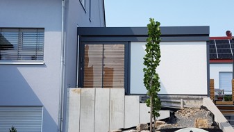 Doppel-Carport aus Stahl mit Geräteraum (Abstellkammer) hinten integriert - BRANDL