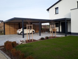 Doppel-Carport aus Stahl + Anbau-Carport seitlich als Hauseingangsüberdachung - BRANDL