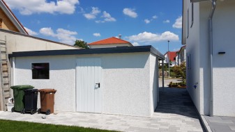 Einzelgarage aus Stahl mit Sektionaltor + Anbau-Carport daneben + Geräteraum (Abstellkammer) hinten quer - BRANDL