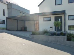 Doppel-Carport mit Hauseingangsüberdachung und Geräteraum hinten - BRANDL