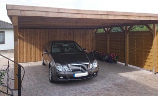 Doppel-Carport aus Holz mit Flachdach + Abstellkammer (Geräteraum) + Holzblende + Dichtzaun waagerecht - BRANDL