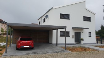 Carport aus Stahl mit Geräteraum (Abstellkammer) hinten integriert - BRANDL