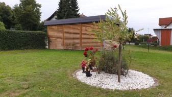 Einzel-Carport aus Holz mit Schindelblende und Rhombus-Wandelementen - BRANDL