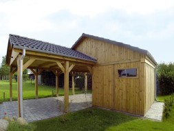 Carport aus Holz mit Giebeldach versetzt (Massanfertigung) + Abstellkammer (Geräteraum) - BRANDL