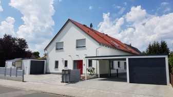 Einzelgarage mit Sektionaltor und Anbau-Carport aus Stahl - BRANDL