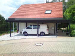 Einzel-Carport aus Holz - Massanfertigung + Holzblende mit Bodengefälle für Transporter (Wohnwagen/Wohnmobil/Caravan) - BRANDL