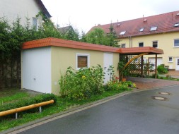 Einzel-Carport aus Holz Massanfertigung + Betongarage überdacht mit Schindelblende ziegelrot Bogen einseitig - BRANDL