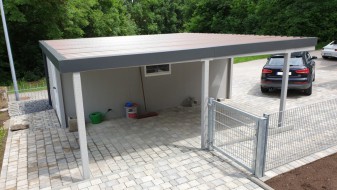 Einzelgarage aus Stahl mit Schwingtor + Anbau-Carport links daneben - BRANDL