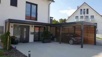 Einzel-Carport aus Stahl mit Hauseingangsüberdachung - BRANDL