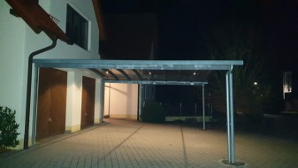 Doppel-Carport aus Stahl mit Bogendach (Überdachung) vor Garage - BRANDL