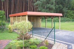 Doppel-Carport aus Holz + Flachdach + Abstellkammer (Geräteraum) + Schindelblende in ziegelrot + Dichtzaun waagerecht - BRANDL