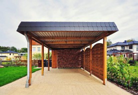 Einzel-Carport aus Holz mit Flachdach und Abstellkammer (Geräteraum) + Schindelblende in anthrazitgrau + Dichtzaun waagerecht mit Bogen - BRANDL