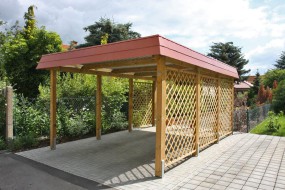 Einzel-Carport aus Holz mit Flachdach + Schindelblende in ziegelrot - Wandelemente: Rankgitter - BRANDL
