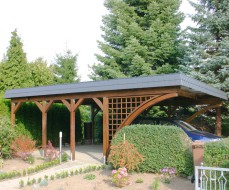 Carport, Flachdach, Schindelblende anthrazit, Bogenpfosten, Rankgitter
