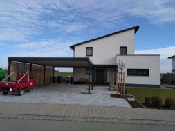 Doppel-Carport aus Stahl + Anbau-Carport seitlich als Hauseingangsüberdachung - BRANDL