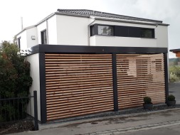 Einzel-Carport aus Stahl mit Sektionaltor + Anbau-Carport - BRANDL