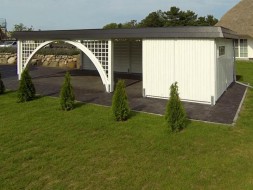 Doppel-Carport aus Holz mit Rundbogen einseitig + Abstellkammer (Geräteraum/Schuppen) + Schindelblende in anthrazitgrau - BRANDL