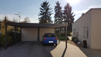 Carport aus Stahl mit Geräteraum (Abstellkammer) hinten integriert - BRANDL