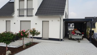 Einzel-Carport aus Stahl mit Wandelementen Stahlwelle und WPC-Lattung - BRANDL