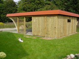 Doppel-Carport aus Holz mit Bogenpfosten + Abstellkammer (Geräteraum/Schuppen) + Schindelblende in ziegelrot - BRANDL