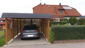 Einzel-Carport aus Holz mit Schindelblende und Rhombus-Wandelementen - BRANDL