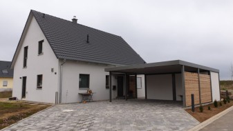Doppel-Carport aus Stahl mit Hauseingangsüberdachung - BRANDL
