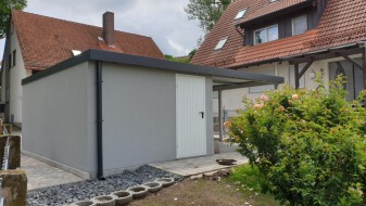 Einzelgarage aus Stahl mit Schwingtor + Anbau-Carport links daneben - BRANDL