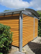 Carport mit Holzwänden