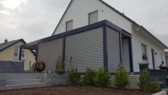 Einzel-Carport aus Stahl mit Wandelementen Stahlwelle und WPC-Lattung - BRANDL